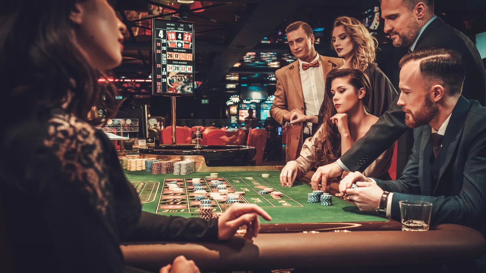 Hollywood's Guitar Hotel Now Deals Blackjack in Two Languages at Zona de Fuego